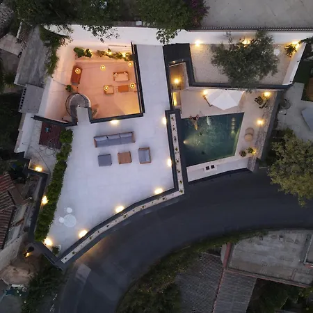 Ada Villa *